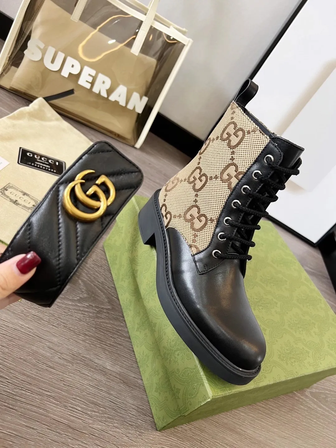 👟👟Ex-factory price 560👟👟 Autumn and winter GUCCI double G ankle boots original model opening✅ Full oil edges and metal chain details, a pull strap at the back for easy putting on and taking off, elastic design on both sides, full of high-end sense [strong] Fabric: cowhide🐂 Inner/foot pads: high-end cowhide🐂 Little Bee GUCCI TPU outsole Heel height 4cm Color: black Code number: 35-41 (41 needs to be customized) Packaging: Comes with card and cloth bag.